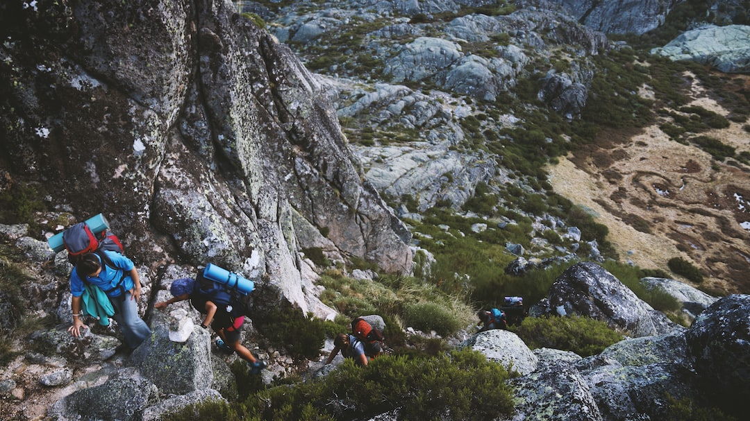 Jak dobrze przygotować się do długodystansowego trekkingu: Sposoby na zwiększenie wytrzymałości i kondycji