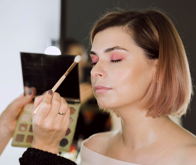 Magia konturowania: jak modelować twarz za pomocą makijażu
