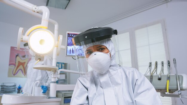 Jak nowoczesne technologie wpływają na bezpieczeństwo i skuteczność zabiegów chirurgii stomatologicznej?