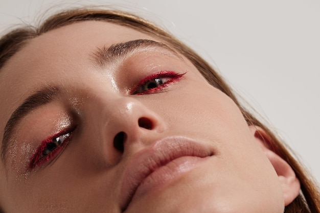 Sztuka tworzenia efektu glass skin w makijażu dla promiennej cery