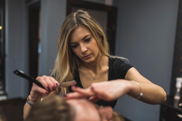 Jak wybrać idealny salon fryzjerski, aby uzyskać wymarzoną metamorfozę?