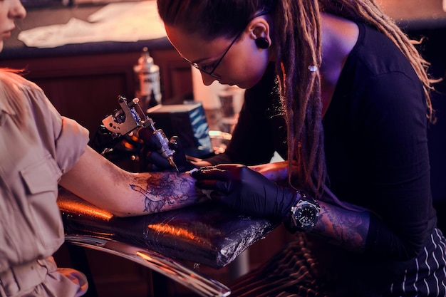 Jak wybrać odpowiednie narzędzia do tatuowania, aby osiągnąć najlepsze rezultaty?